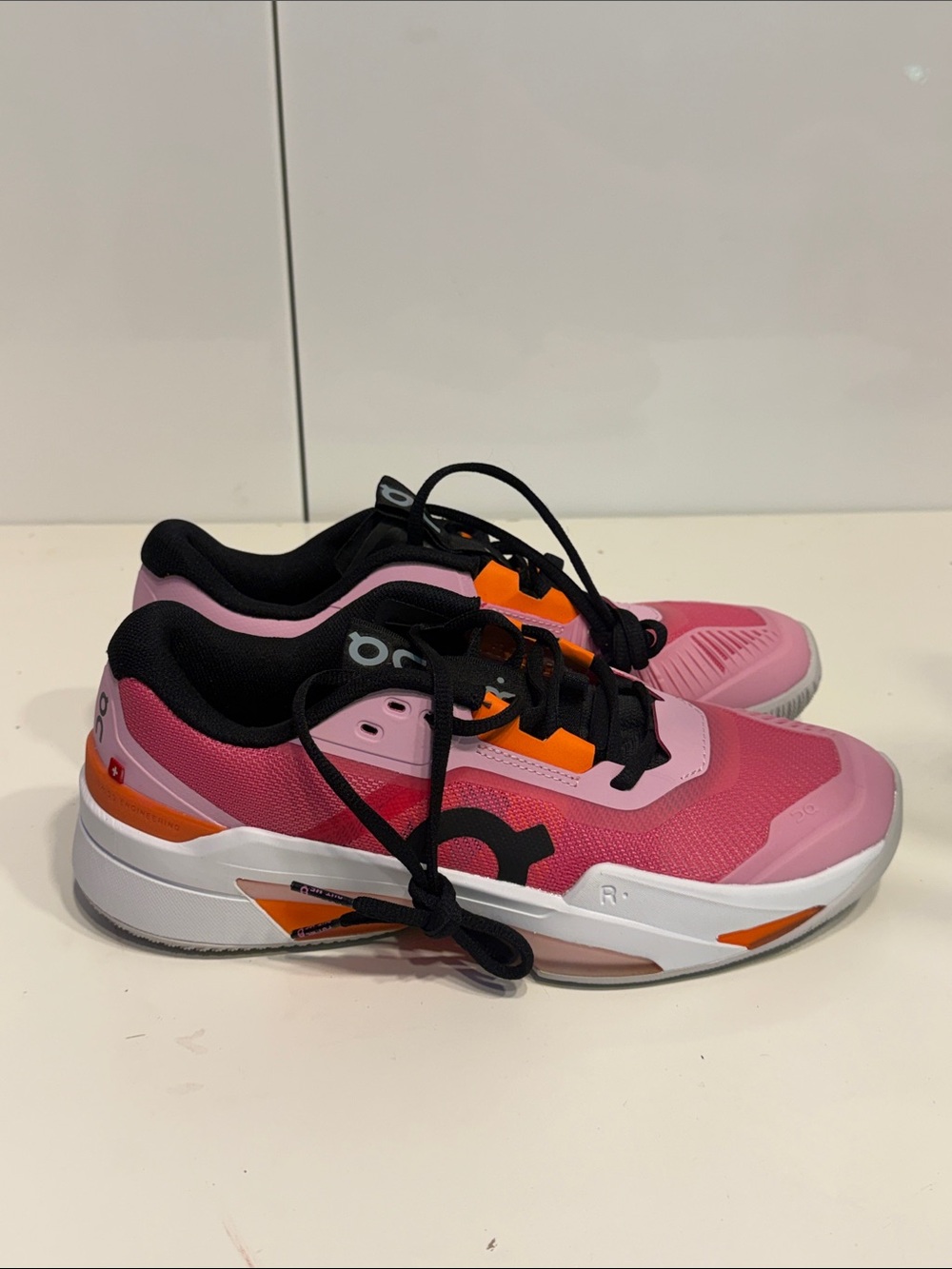 New pink on cloud Roger pro athletic shoes sz 9.5